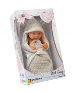 Bebè avvolto in una morbida coperta. Assortito in 2 colori: grigio e rosa antico. 38 cm